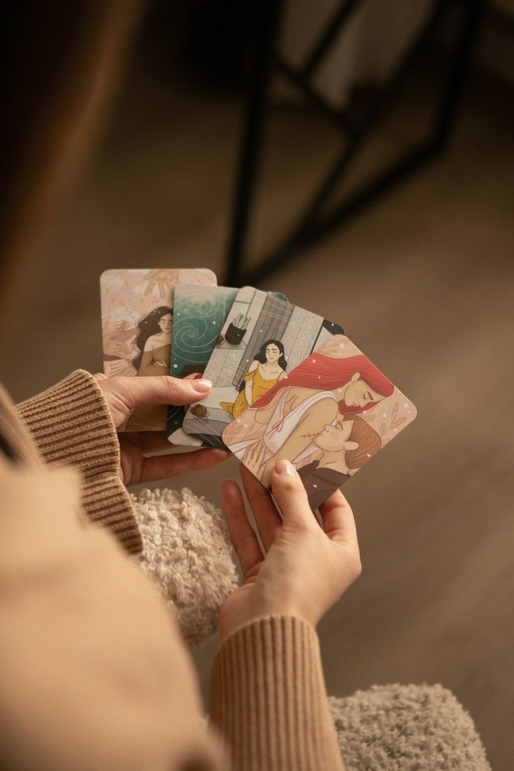 Mains tenant un jeu de cartes illustrées