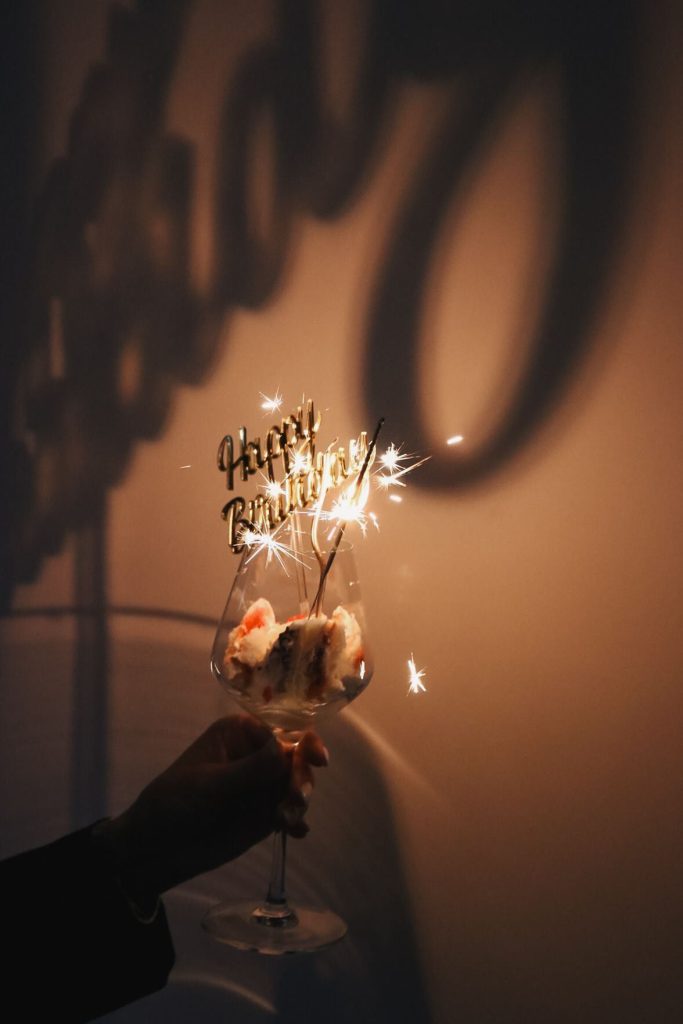 Verre d’anniversaire avec bougie étincelle